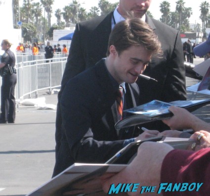daniel radcliffe hot signing autographs for fans at the spirit awards 2013 rare rushmore signed autograph rare promo