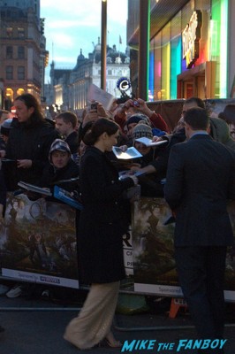 rachel weisz signing autographs for fans at the oz the great and powerful london movie premiere