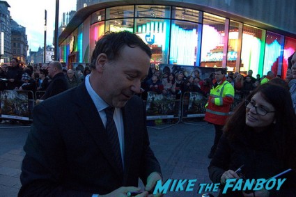 sam raimi signing autographs for fans at the oz the great and powerful london movie premiere