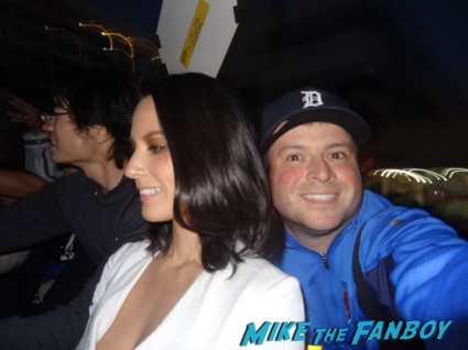 olivia munn fan photo signing autographs for fans Billy beer from mike the fanboy posing with magic mike star olivia munn signing autographs for fans hot sexy 