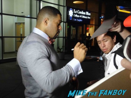  David Otunga signing autographs for fans at the call movie premiere rare signed autograph wwe wrestler