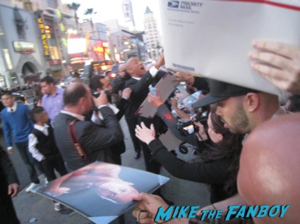 dwayne the rock johnson signing autographs for fans G.I. Joe: Retaliation Movie Premiere Photo Gallery! A Miracle Happened! Bruce Willis Picked Up A Sharpie! Say Wha!?! With Dwayne "The Rock" Johnson! Byung-hun Lee! Luke Bracey! Autographs! Photos! And More! G.I. Joe_March 2013 001