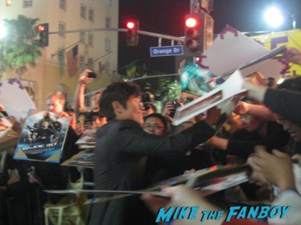 Byung-hun Lee signing autographs for fans G.I. Joe: Retaliation Movie Premiere Photo Gallery! A Miracle Happened! Bruce Willis Picked Up A Sharpie! Say Wha!?! With Dwayne "The Rock" Johnson! Byung-hun Lee! Luke Bracey! Autographs! Photos! And More! G.I. Joe_March 2013 001