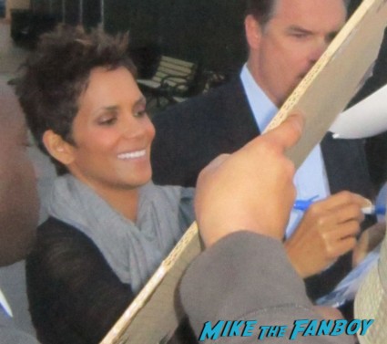 Halle berry signing autographs for fans rare hot sexy x men actress storm rare promo die another day