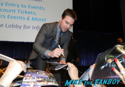 stephen amell signing autographs for fans hot sexy rare promo arrow star naked shirtless rare promo signed autograph shirtless naked arrow mini poster rare promo paleyfest stephen amell signing autographs shirtless poste 174