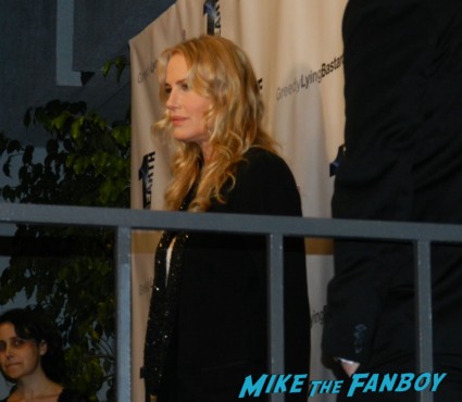 daryl hannah on the red carpet for her film greedy lying bastards daryl hannah signing autographs for fans 005