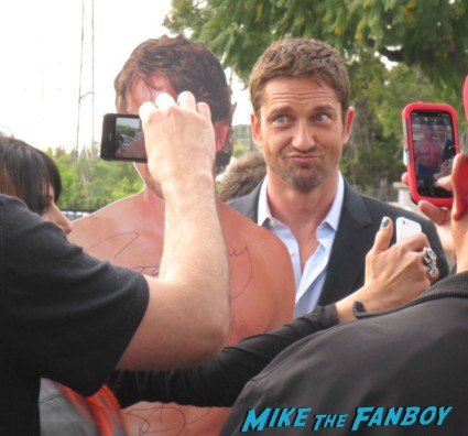 gerard butler signing autographs for fans at the tonight show with jay leno gerard butler shirtless naked full size cardboard cut out hot sexy muscle rare promo
