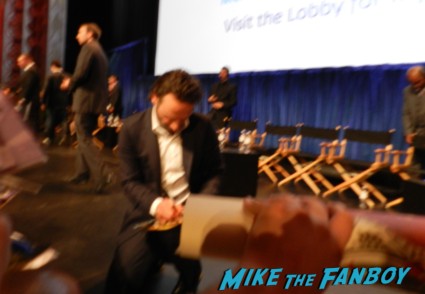 andrew lincoln signing autographs at the walking dead paleyfest 2013 panel signing autographs norman 058
