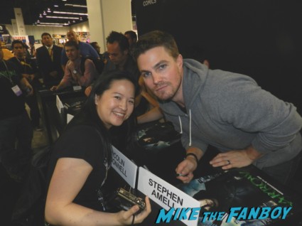 arrow autograph signing with stephen amell hot sexy rare promo sexy wondercon 2013 cosplay costumes convention floor rare 038