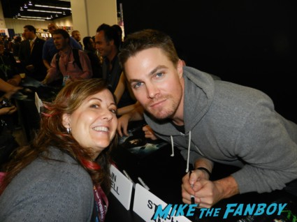 arrow autograph signing with stephen amell hot sexy rare promo sexy wondercon 2013 cosplay costumes convention floor rare 038