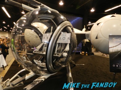 Tom Cruise prop ship on display at wondercon 2013 cosplay costumes convention floor rare 049