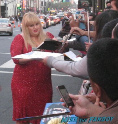 rebel wilson signing autographs  at the pain and gain movie premiere with marky mark wahlberg signed autograph rare promo hot 
