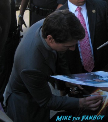 tom cruise signing autographs for fans Oblivion Movie Premiere red carpet promo! Tom Cruise! Morgan Freeman! Joseph Kosinski! Coolness! 