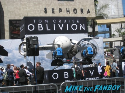 Oblivion Movie Premiere red carpet tom cruise prop ship Photo Gallery Preview! Tom Cruise! Morgan Freeman! Autographs! Photos! And More!
