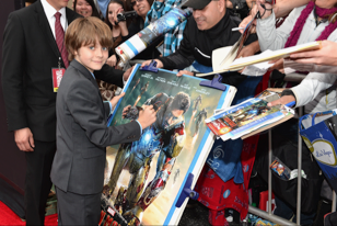 robert downey jr signing autographs at  the red carpet at the iron man 3 world movie premiere hot sexy tony stark pepper potts