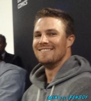 stephen amell signing autographs at the arrow signing at wondercon 2013 rare promo hot sexy signed poster rare