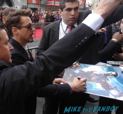 robert downey Jr signing autographs at the Iron Man 3 world movie premiere el capitan theater rare robert downey jr. rare promo