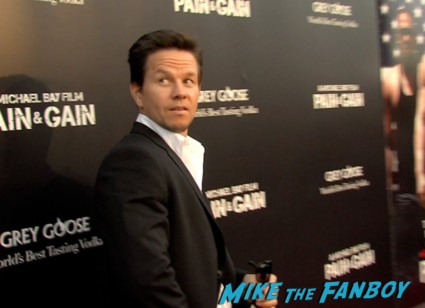 sexy mark wahlberg on the red carpet at the pain and gain movie premiere miami mark wahlberg hot sexy signing autographs (5)