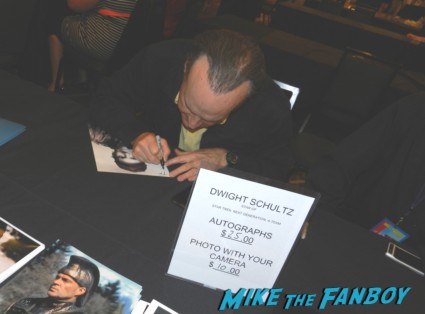 dwight schultz signing autographs hollywood show patricia quinn nell campbell signing autographs for fans 015