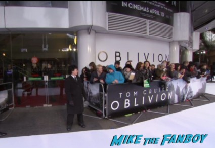 oblivion uk movie premiere red carpet tom cruise signing autographs oblivion uk movie premiere (1)