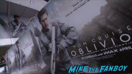 oblivion uk movie premiere red carpet tom cruise signing autographs oblivion uk movie premiere (1)