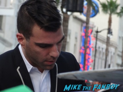 zachary quinto signing autographs at star trek into darkness movie premiere signing autographs chris 017