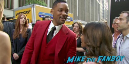 will smith signing autographs for fans after earth movie premiere will smith red carpet signing autographs (3)
