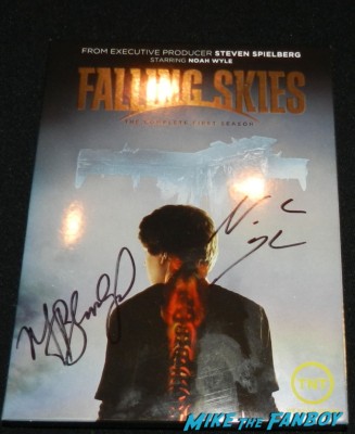 noah wyle and moon bloodgood signed falling skies mini poster signing autographs for fans hot sexy jack burton 009