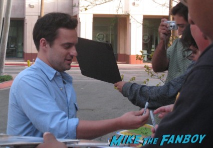 Jake Johnson signing autographs at new girl cast q and a rare new girl cast signing autographs jake johnson (1)