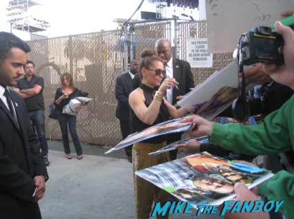 sexy alyssa milano signing autographs for fans (11)