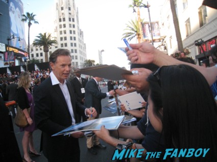 bruce greenwood signing autographs at the  arriving to the star trek into darkness los angeles premeire chris pine zoe saldana