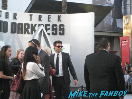 karl urban signing autographs at the  arriving to the star trek into darkness los angeles premeire chris pine zoe saldana