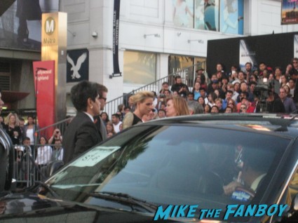 karl urban signing autographs at the  arriving to the star trek into darkness los angeles premeire chris pine zoe saldana