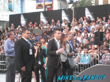 zachary quinto signing autographs at the  arriving to the star trek into darkness los angeles premeire chris pine zoe saldana