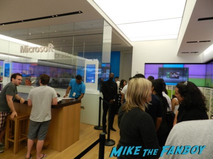the line up at the microsoft store star trek into darkness movie premiere signing autographs chris 002