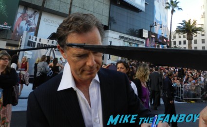 bruce greenwood signing autographs at the star trek into darkness movie premiere signing autographs chris 095