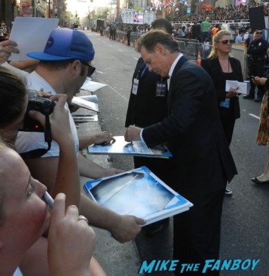 bruce greenwood signing autographs at star trek into darkness movie premiere signing autographs chris 017