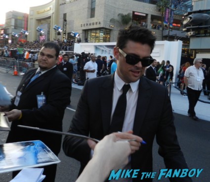 Karl Urban signing autographs at the star trek into darkness movie premiere signing autographs chris 095