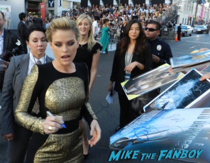 sexy alice eve signing autographs at star trek into darkness movie premiere signing autographs chris 017