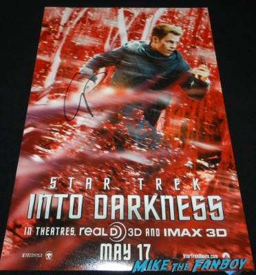 Chris Pine signing autographs at star trek into darkness movie premiere signing autographs chris 017
