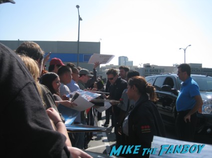 Russell Crowe signing autographs for fans photo hot sexy gladiator star rare 