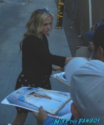 Anna Paquin signing autographs for fans jimmy kimmel true blood 015