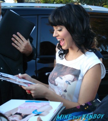 Katy Perry signing autographs for fans at the tonight show with jay leno