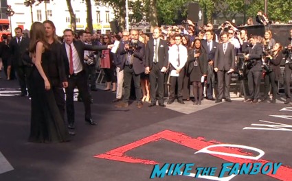 Angelina Jolie and Brad pitt red carpet World War z movie premiere london brad pitt angelina jolie signing autographs red carpet (11)