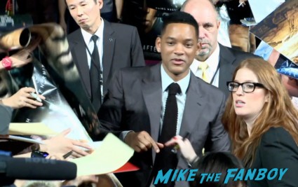 will smith signing autographs for fans at the after earth movie premiere tiawan will smith signing autographs (7)