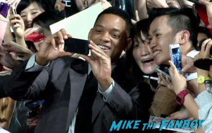 will smith signing autographs for fans at the after earth movie premiere tiawan will smith signing autographs (7)