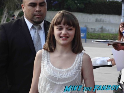 joey king signing autographs for fans at the this is the end movie premiere