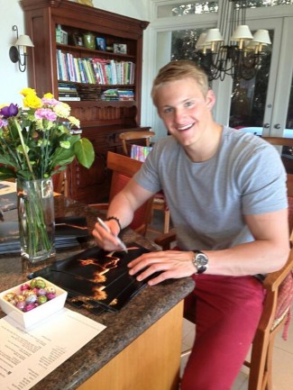 Alexander Ludwig signing autographs hot sexy muscle hunger games star