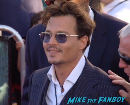Johnny Depp signing autographs the lone ranger movie premiere johnny depp signing autographs for fans armie hammer (6)