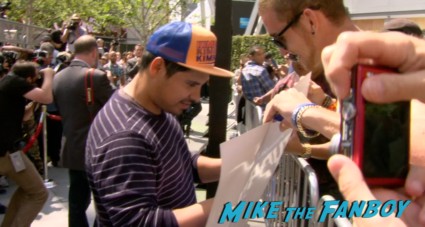 michael pena signing autographs turbo event los angeles snoop dog signing autographs (12)